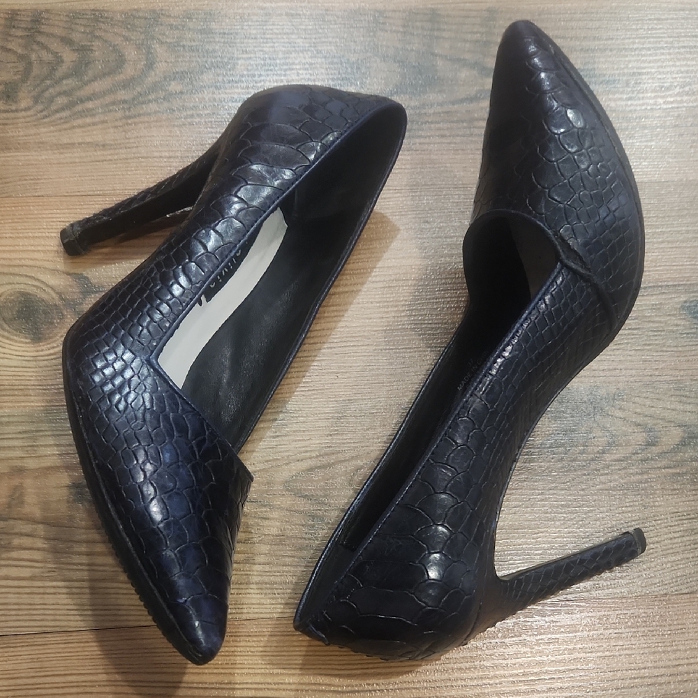 Alice + Olivia Navy Embossed Leather Croc Almond Toe High Heel Corp 37 Old Money